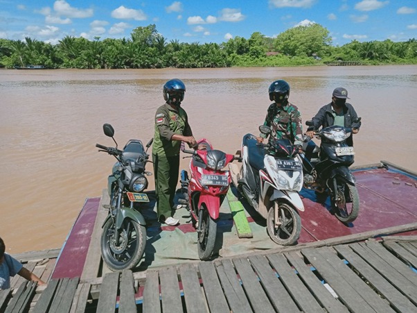 Danramil 1207-06/Sungai Ambawang Menuju Lokasi TMMD Ke-111