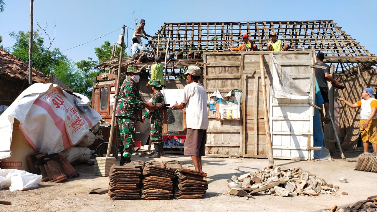 Gotong-Royong, Satgas TMMD Reg.111 Kodim Pati Bongkar Atap Rumah Milik Sapari