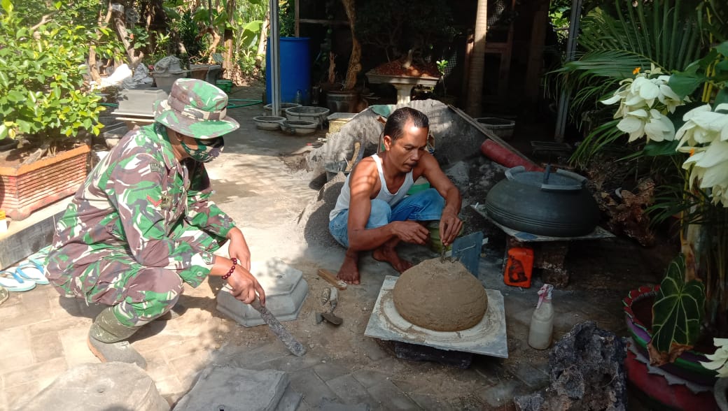 Satgas TMMD Lakukan Komsos Sambil Belajar