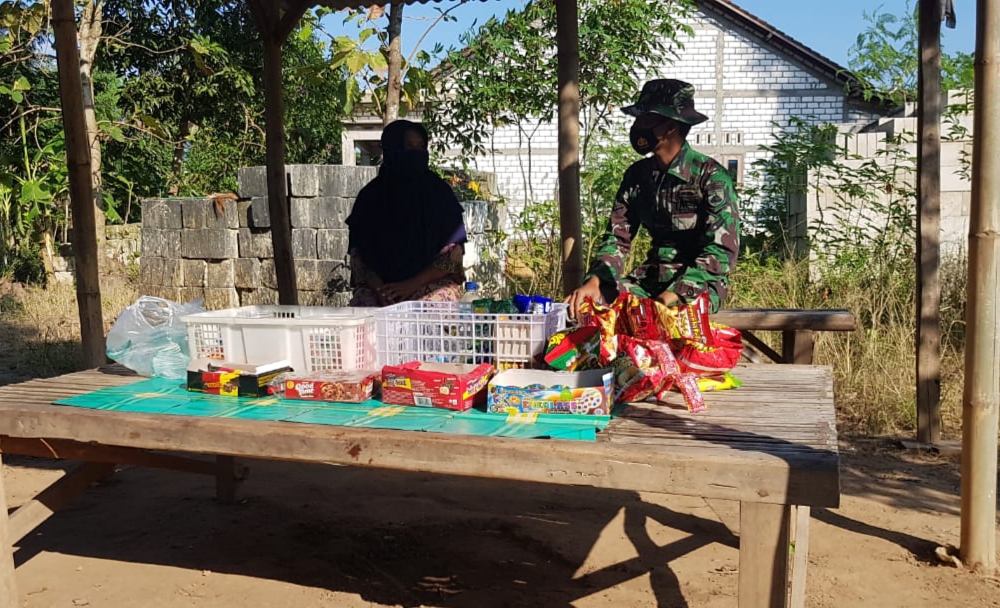 Pedangang Jajanan Jadi Sasaran Komsos Sertu Sukarji