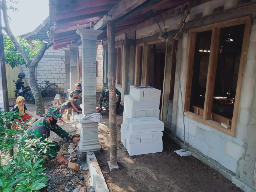 Satgas TMMD Pasang Tiang Cagak Teras Minimalis Rumah Syukur