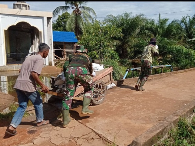 Melihat Kekompakan TNI dan Warga di Lokasi TMMD Ke-111 Kodim 1207/Pontianak