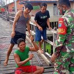 Bantu Perbaiki Jembatan, Babinsa Tumbuhkan Semangat Gotong Royong Masyarakat