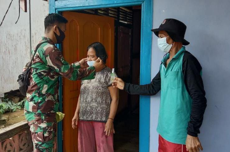 Sambangi Rumah Warga Binaanya Babinsa Seberuang Bagikan Masker