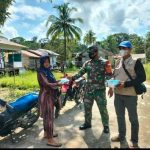 Babinsa Koramil 1206 – 08/Bunut Hilir Dan Satgas Posko PPKM Lakukan Penyemprotan Disinfektan Serta Bagikan Masker