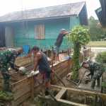 Babinsa Membantu Pembangunan Rumah Warga Tintin Kemantan