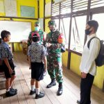 Peduli Generasi muda, Babinsa Koramil 1206-08/Bunut Hilir Bagikan Masker di Sekolah