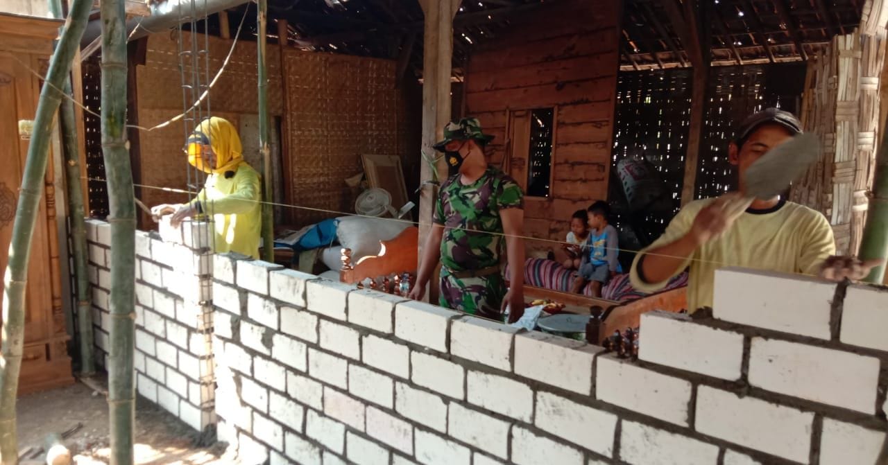 Rehab Rumah, Satgas TMMD Pati Pasang Batu Bata Bersama Warga