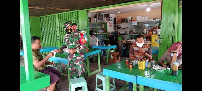 Satgas TMMD Regular Ke-111 Kodim 1207/Pontianak Melaksanakan Pembagian Masker Kepada Warga