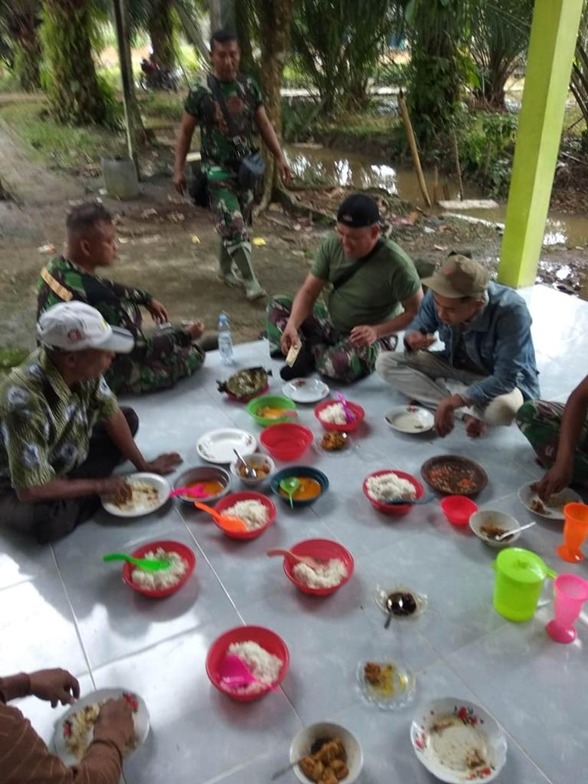 Sarapan Pagi Adalah Modal Utama Anggota TMMD Sebelum Memulai Aktifitas