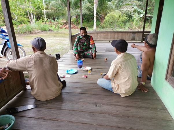 Cegah Penyebaran Covid-19, Satgas TMMD Ke-111 Kodim 1207/Pontianak Berikan Edukasi Kepada Masyarakat Sambil Jalin Komunikasi Sosial