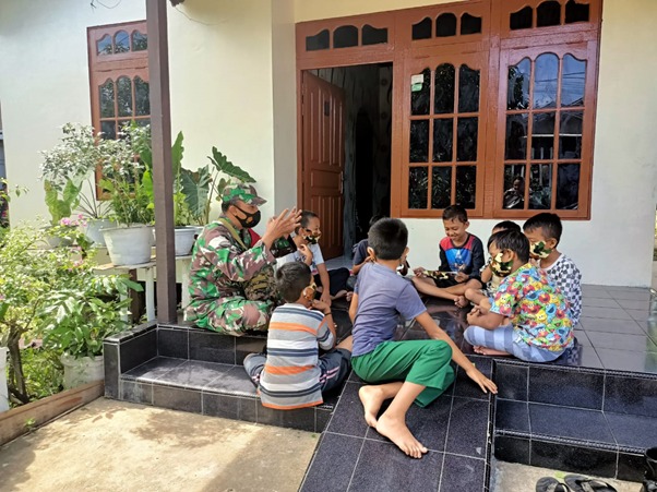 Peduli Kesehatan, Personil Satgas TMMD Ke-111 Kodim 1207/Pontianak Edukasi Ajari Anak-Anak Pakai Masker