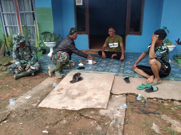 Segelas Kopi Pagi Mepererat Keakraban Satgas TMMD Ke-111 Kodim 1207/Pontianak Dengan Warga