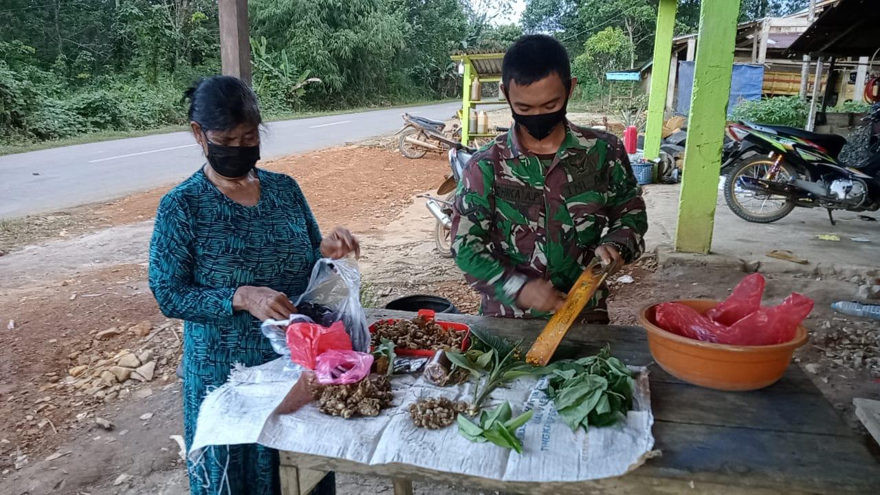 Anggota Satgas TMMD 111 Kodim 1202/Singkawang Membantu Pembuatan Jamu