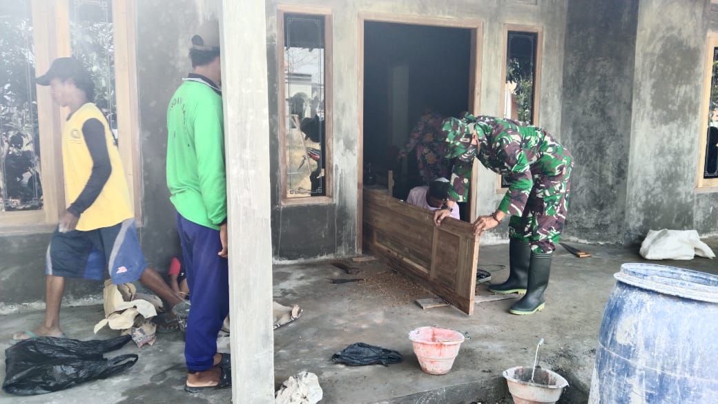 Rumah Ibu Sutiah Sudah Masuk Tahap Pemasangan Pintu