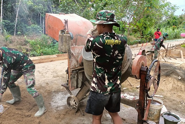Operator Mesin Molen Yang Cekatan di Lokasi TMMD Ke-111 Kodim 1207/Pontianak
