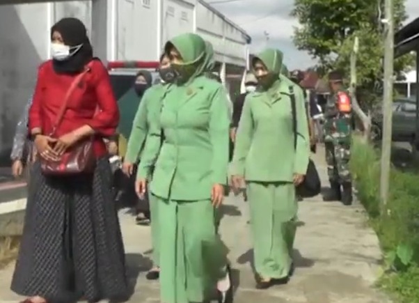 Ketua Persit KCK Cabang LI Kodim 1207/Pontianak Dukung TMMD Ke-111