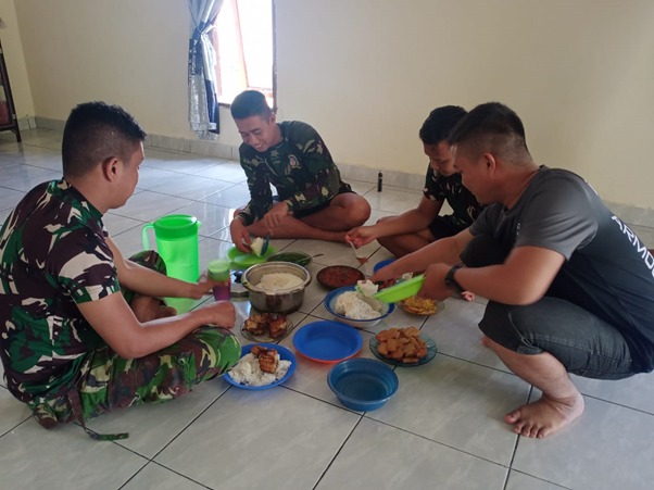 Anggota Satgas TMMD Ke-111 Kodim 1207/Pontianak Makan Siang Bersama Warga