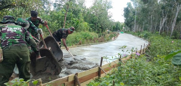 Berkat TMMD Ke-111 Kodim 1207/Pontianak, Warga Dusun Maju Jaya Akhirnya Punya Jalan Mulus