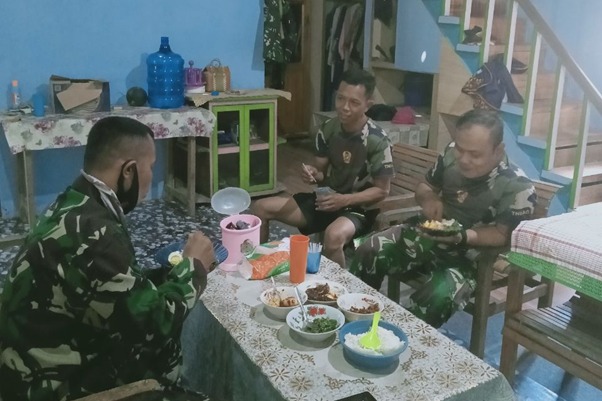 Kebersamaan Anggota Satgas TMMD Ke-111 Kodim 1207/Pontianak Saat Isoma