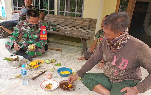 Bersahaja Tanpa Polesan, Kunci Silahturahmi TNI Selalu Akrab Dengan Masyarakat di Lokasi TMMD Ke-111 Kodim 1207/Pontianak