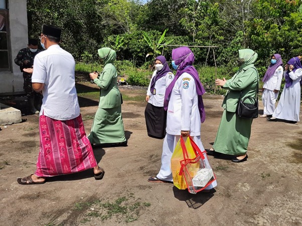 Persit KCK Cabang LI Kodim 1207/Pontianak Berikan Penyuluhan Tentang Stunting Untuk Menekan Angka Anak Gagal Tumbuh di Lokasi TMMD Ke-111