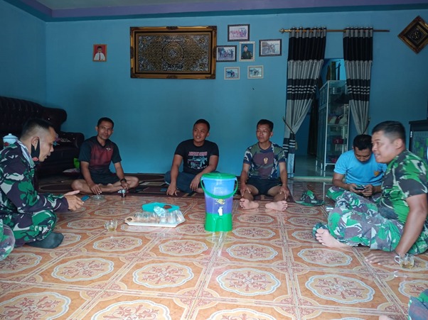 Komsos Mempererat Tali Silahturahmi Antara Satgas TMMD Ke-111 Kodim 1207/Pontianak dan Warga