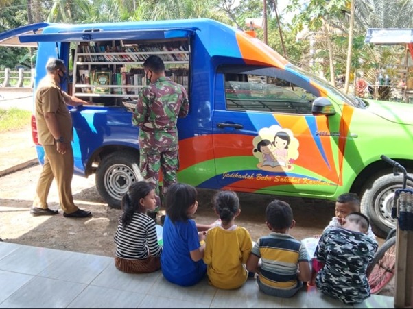 Perpustakaan Keliling DPK Hadir di Lokasi TMMD Ke-111 Kodim 1207/Pontianak