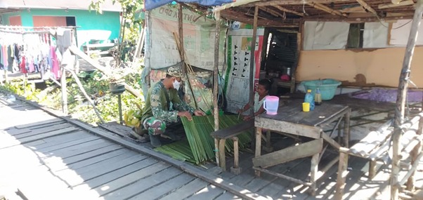 Anggota Satgas TMMD Ke-111 Kodim 1207/ Pontianak Sambangi Pengerajin Atap Daun
