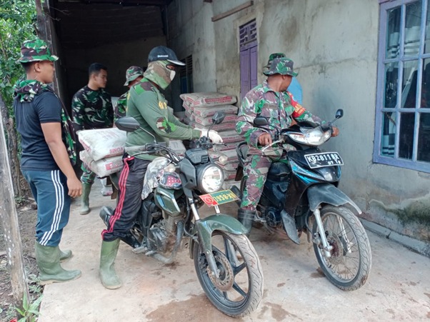 Anggota Satgas TMMD Ke-111 Kodim 1207/Pontianak Angkut Semen Menggunakan Motor