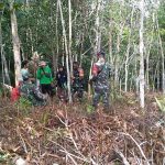 Babinsa Koramil bantu Petani bersihkan Dan Manfaatkan Lahan Kosong