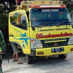 Babinsa semprot disinfektan kendaraan cegah COVID-19