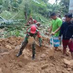 Wujudkan Kepedulian Kepada Warga Di Wilayah Binaannya, Babinsa Koramil 1206 – 05 / Embaloh Hulu Bantu Warga Gali Kubur
