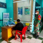 Babinsa Koramil 09/Jongkong Amankan Pelaksanaan Vaksinasi di UPT Puskesmas Pengkadan