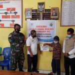 Babinsa Landau Kumpang Bersama Aparat Desa Bagikan BLT Di Desa Binaannya