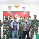 Warga Perbatasan Serahkan Dua Pucuk Senpi Rakitan kepada Dandim Putussibau