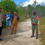 Babinsa Bersama Kanit Binmas Pengkadan Bantu Pemakaman Warga Terdampak COVID-19