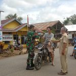 Peduli Kesehatan Warga, Babinsa Membagikan Masker