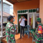 SAMBANGI RUMAH WARGA BINAANNYA, BABINSA BAGIKAN MASKER GRATIS