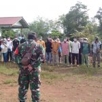 Babinsa Koramil 1206-12/Kalis Melakukan Penyemprotan Disinfektan Di Ruang Lingkup Warga