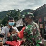 BABINSA KORAMIL 1206-03/BATANG LUPAR BAGIKAN MASKER GRATIS