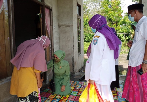 Ketua Persit Cabang LI Ajak Masyarakat di Lokasi TMMD Ke-111 Kodim 1207/Pontianak Tanggulangi Stunting