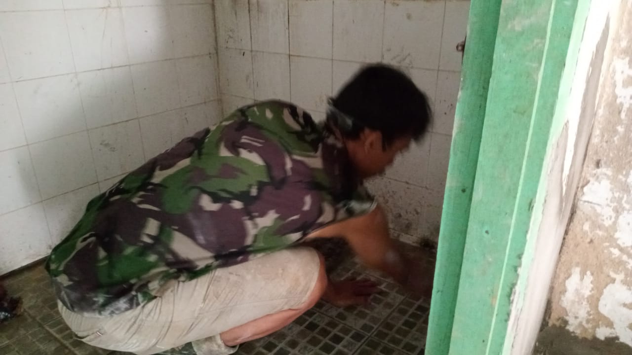 Bersihkan Lantai Pustu, Pekerjaan Satgas TMMD Ke-111 Kodim 1202/Skw Tinggal Selangkah Selesai