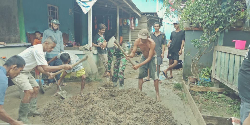 Anggota Satgas TMMD Bergotong-royong Dengan Warga Perbaiki Jalan