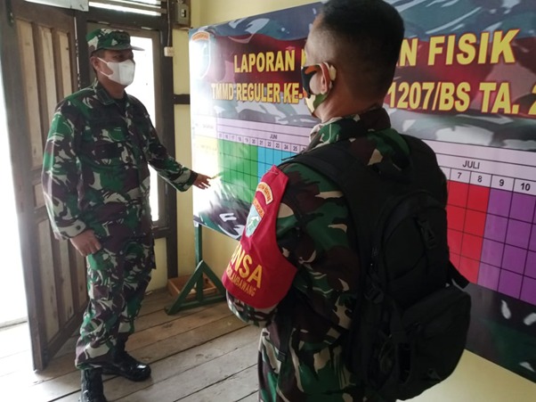 Sertu Asiani Babinsa Koramil 1207-06/Sungai Ambawang Dampingi Kasdim 1207/Pontianak Dalam Rangka Kunjungan di Posko TMMD Ke-111