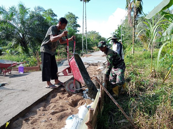 Satgas TMMD Ke-111 optimalkan Pengerjaan Jalan Rabat Beton Sepanjang 1100 Meter