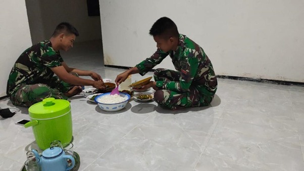 Laksanakan TMMD Ke-111, Saat Makan Malam TNI Bersama Warga Berbaur Menjadi Satu dan Suasana Terlihat Lebih Akrab