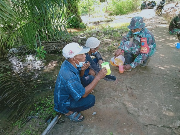 Serda Budi Harsono Bersama Warga Isoma Saat Kegiatan TMMD Ke-111 di Desa Kuala Mandor B