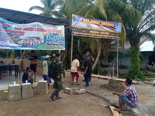 Anggota Satgas TMMD Ke-111 Kodim 1207/Pontianak Bangun Gapura