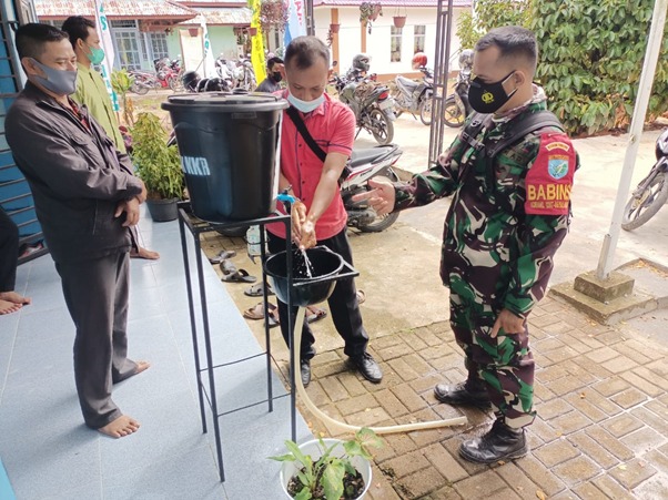 Tetap Jaga Kesehatan, Satgas TMMD Ke-111 Kodim 1207/Pontianak Tekankan Pentingnya Prokes